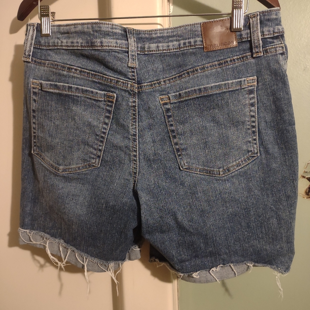 Woman's Maurices size 8 Mid Rise button up denim jean shorts - Picture 3 of 5